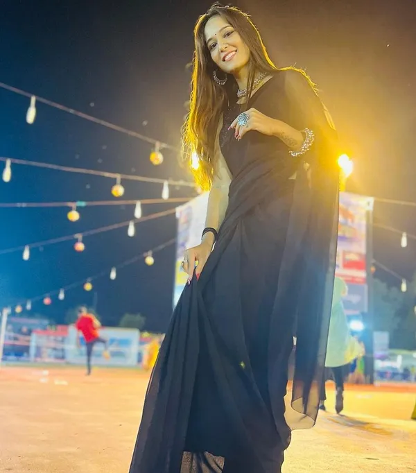 Elegant_Solid_Chiffon_Plain_Dyed_Saree_With_Unstitched_Blouse_Piece