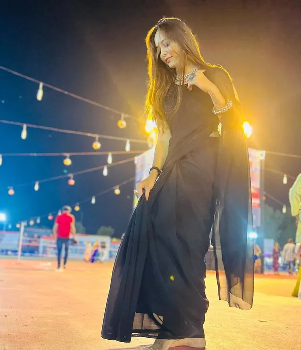 Elegant_Solid_Chiffon_Plain_Dyed_Saree_With_Unstitched_Blouse_Piece