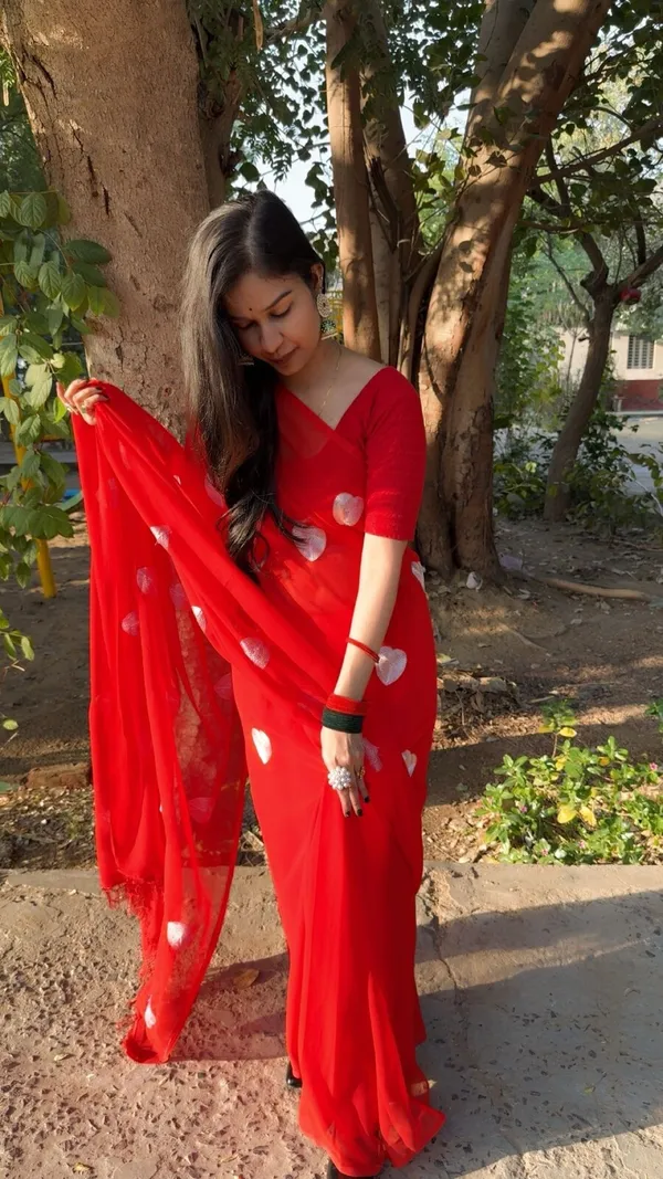 Georgette_embroidered_chiffon_saree_with_blouse_piece