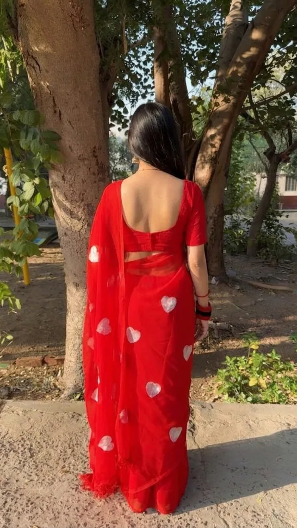 Georgette_embroidered_chiffon_saree_with_blouse_piece