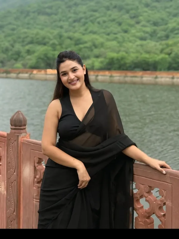 Elegant_Solid_Chiffon_Plain_Dyed_Saree_With_Unstitched_Blouse_Piece