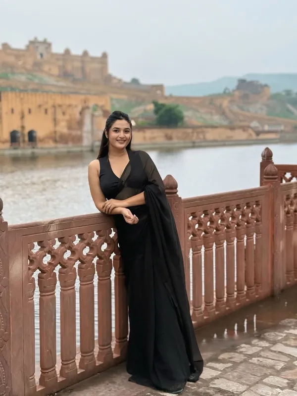 Elegant_Solid_Chiffon_Plain_Dyed_Saree_With_Unstitched_Blouse_Piece