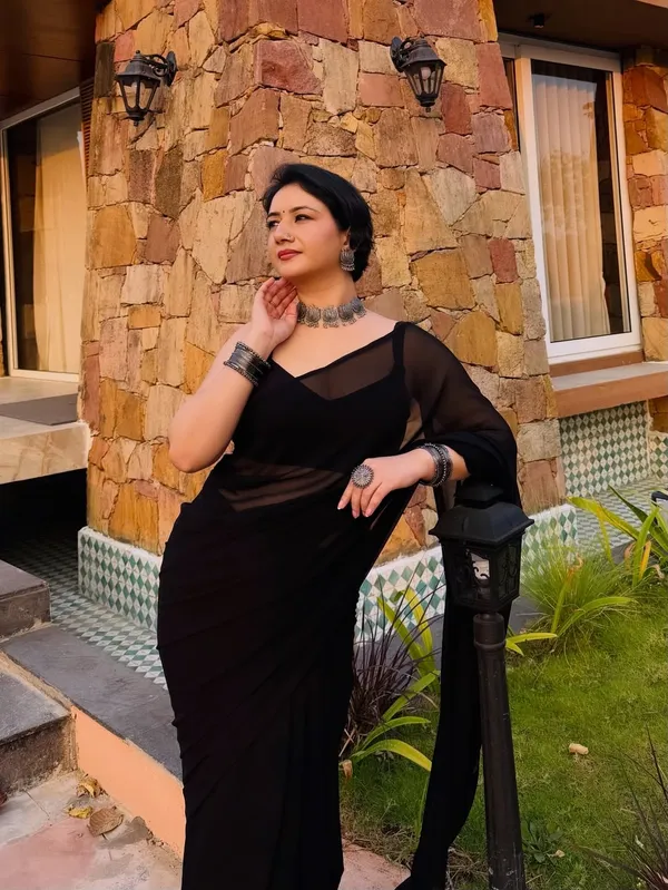Elegant_Solid_Chiffon_Plain_Dyed_Saree_With_Unstitched_Blouse_Piece
