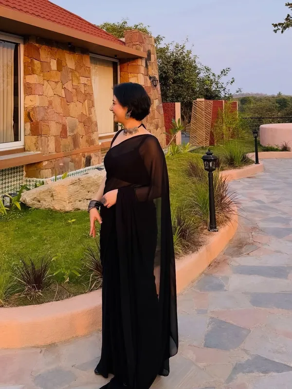 Elegant_Solid_Chiffon_Plain_Dyed_Saree_With_Unstitched_Blouse_Piece