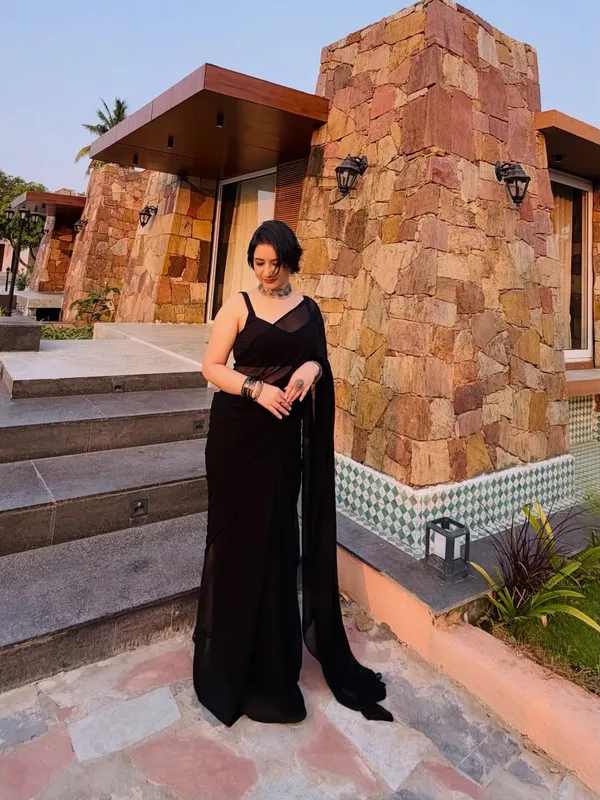 Plain_Dyed_Daily_Wear_Georgette_Saree_With_Unstitched_Blouse_Piece