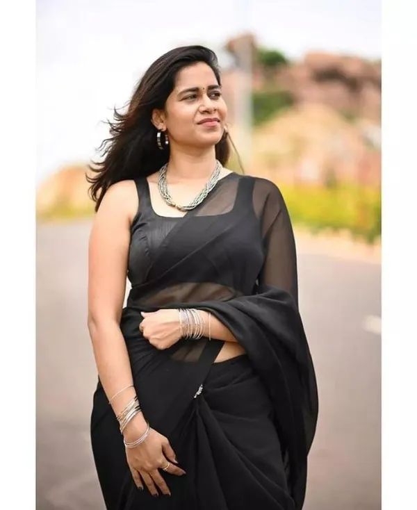 Elegant_Solid_Chiffon_Plain_Dyed_Saree_With_Unstitched_Blouse_Piece
