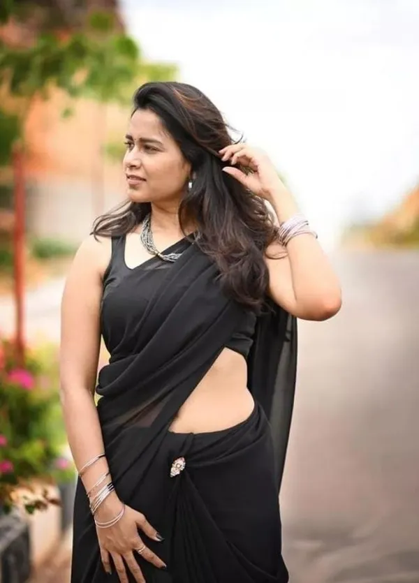 Elegant_Solid_Chiffon_Plain_Dyed_Saree_With_Unstitched_Blouse_Piece