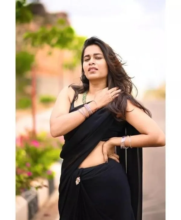 Elegant_Solid_Chiffon_Plain_Dyed_Saree_With_Unstitched_Blouse_Piece