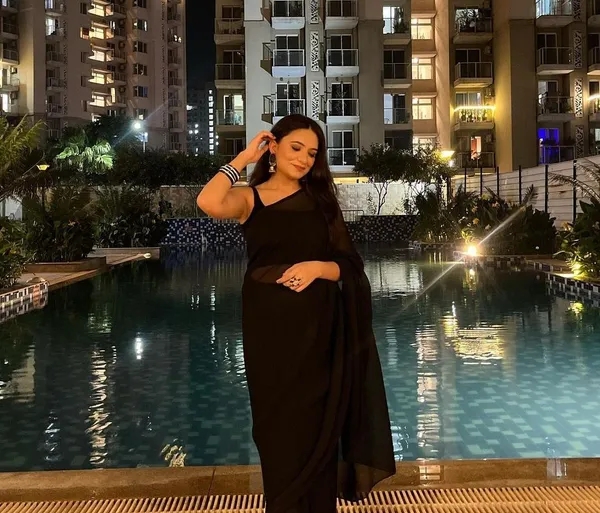 Elegant_Solid_Chiffon_Plain_Dyed_Saree_With_Unstitched_Blouse_Piece