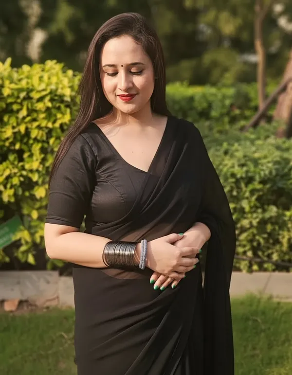 Elegant_Solid_Chiffon_Plain_Dyed_Saree_With_Unstitched_Blouse_Piece
