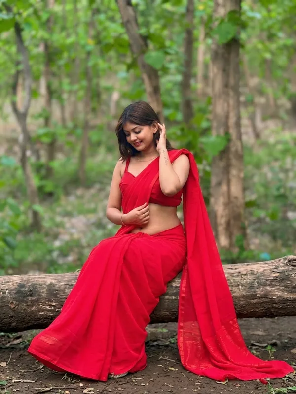 Plain_Dyed_Daily_Wear_Georgette_Saree_With_Unstitched_Blouse_Piece