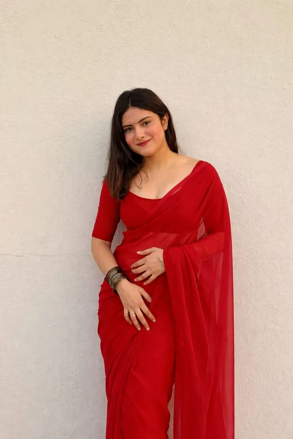 Plain_Dyed_Daily_Wear_Georgette_Saree_With_Unstitched_Blouse_Piece