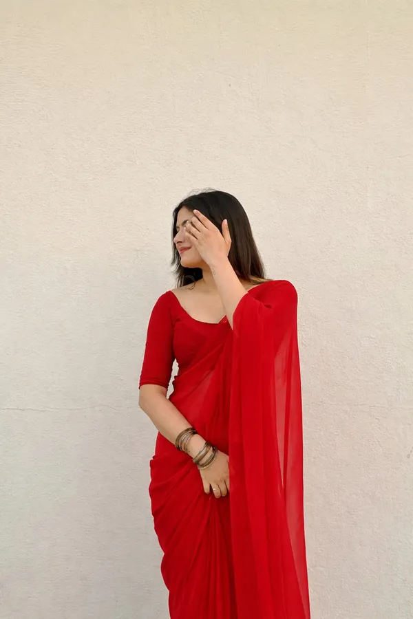 Plain_Dyed_Daily_Wear_Georgette_Saree_With_Unstitched_Blouse_Piece