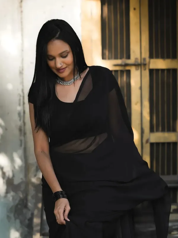Elegant_Solid_Chiffon_Plain_Dyed_Saree_With_Unstitched_Blouse_Piece