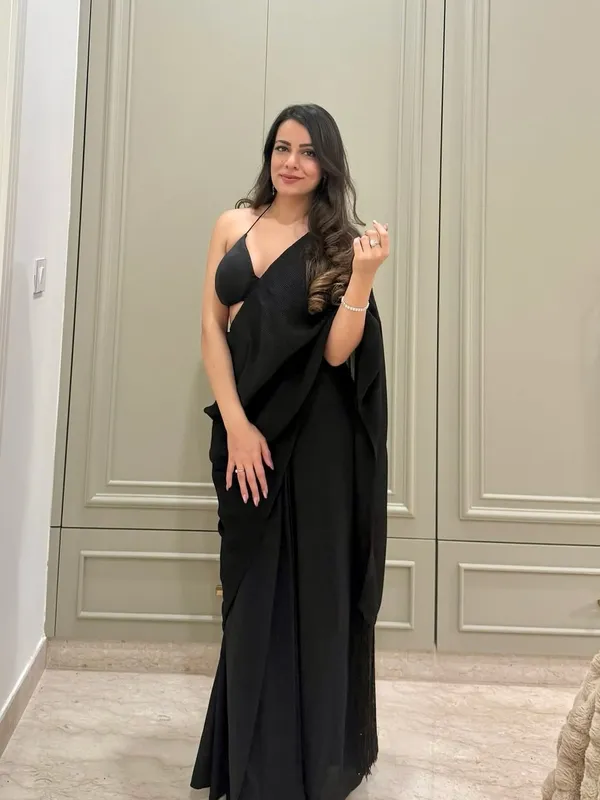 Elegant_Solid_Chiffon_Plain_Dyed_Saree_With_Unstitched_Blouse_Piece