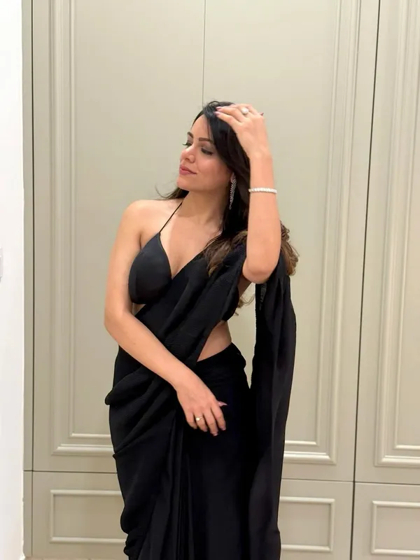 Elegant_Solid_Chiffon_Plain_Dyed_Saree_With_Unstitched_Blouse_Piece