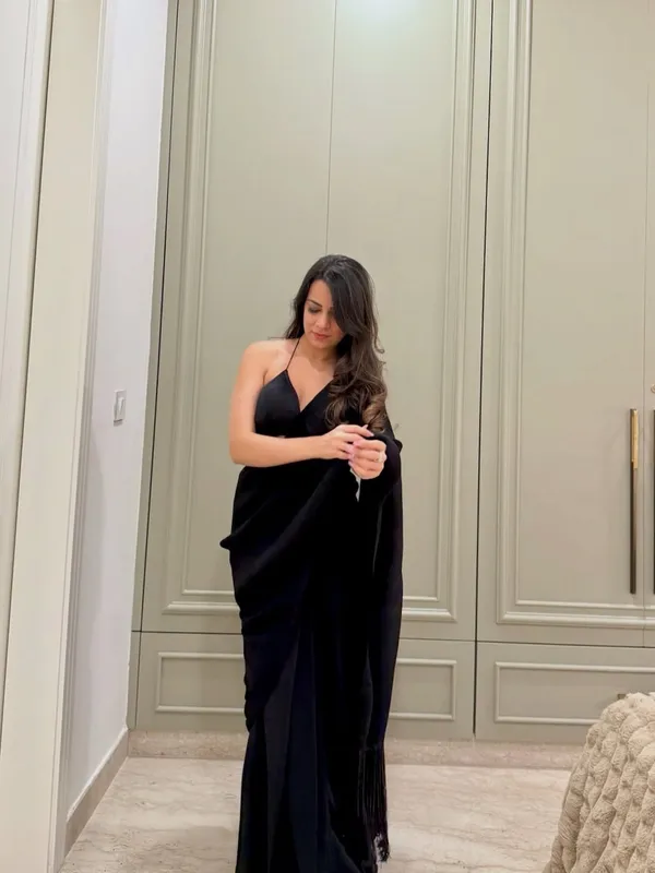Elegant_Solid_Chiffon_Plain_Dyed_Saree_With_Unstitched_Blouse_Piece