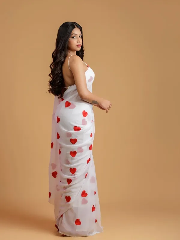 Georgette_embroidered_chiffon_saree_with_blouse_piece