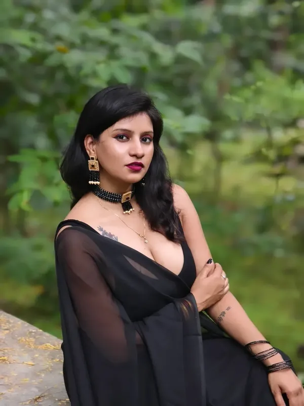 Elegant_Solid_Chiffon_Plain_Dyed_Saree_With_Unstitched_Blouse_Piece