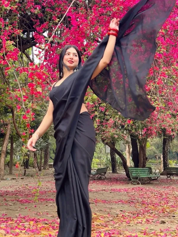 Elegant_Solid_Chiffon_Plain_Dyed_Saree_With_Unstitched_Blouse_Piece