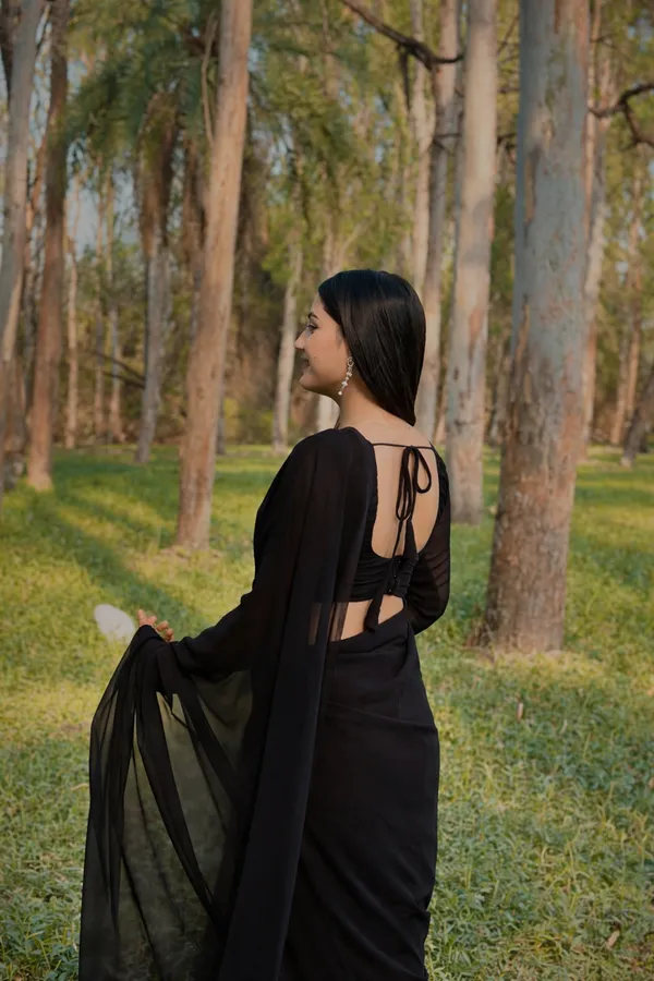 Elegant_Solid_Chiffon_Plain_Dyed_Saree_With_Unstitched_Blouse_Piece