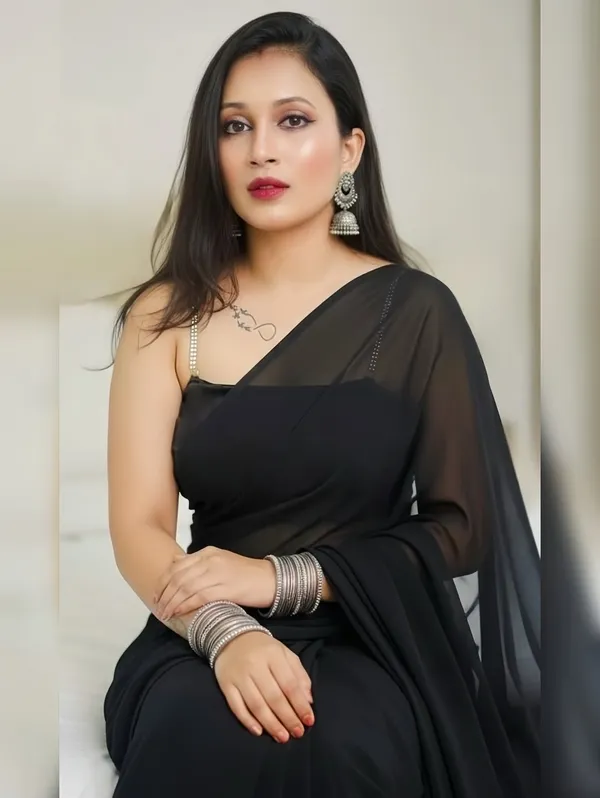Elegant_Solid_Chiffon_Plain_Dyed_Saree_With_Unstitched_Blouse_Piece