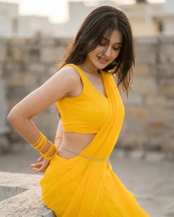 Plain_Dyed_Daily_Wear_Georgette_Saree_With_Unstitched_Blouse_Piece