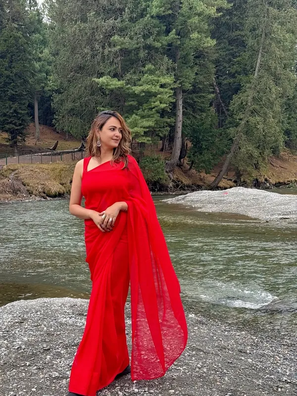 Plain_Dyed_Daily_Wear_Georgette_Saree_With_Unstitched_Blouse_Piece