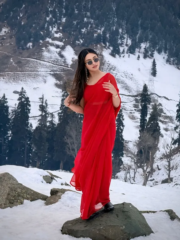 Plain_Dyed_Daily_Wear_Georgette_Saree_With_Unstitched_Blouse_Piece