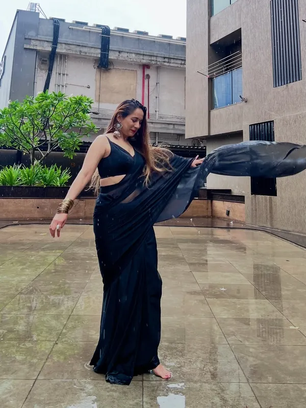 Elegant_Solid_Chiffon_Plain_Dyed_Saree_With_Unstitched_Blouse_Piece