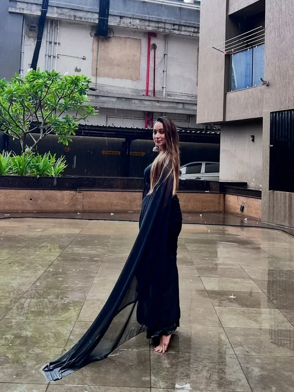 Elegant_Solid_Chiffon_Plain_Dyed_Saree_With_Unstitched_Blouse_Piece