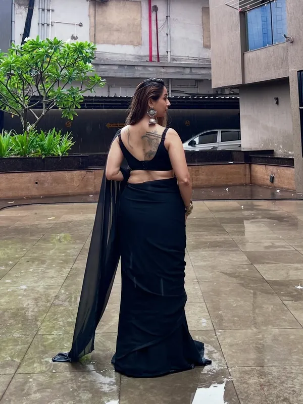 Elegant_Solid_Chiffon_Plain_Dyed_Saree_With_Unstitched_Blouse_Piece