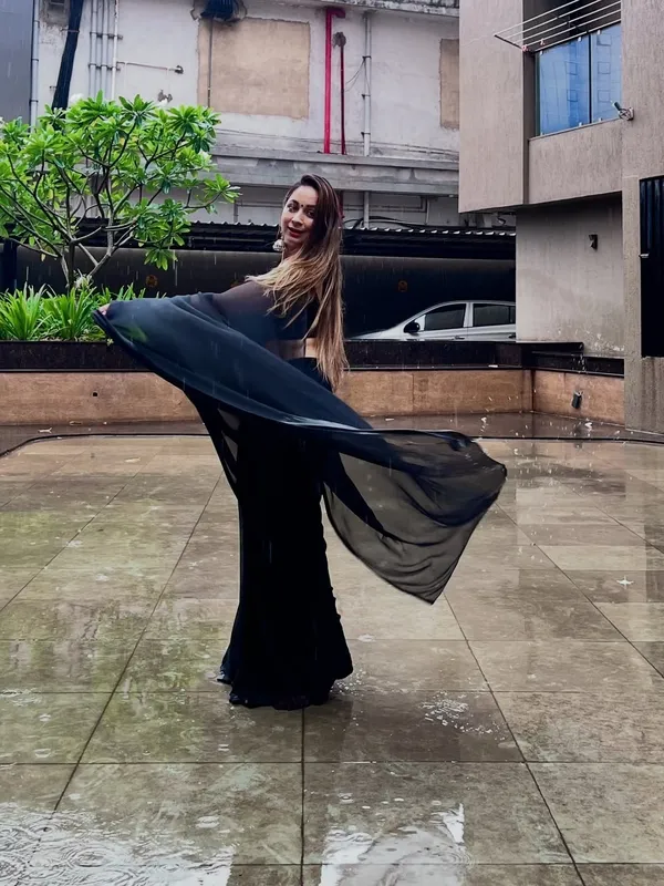 Elegant_Solid_Chiffon_Plain_Dyed_Saree_With_Unstitched_Blouse_Piece