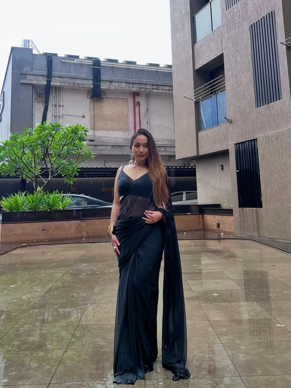 Elegant_Solid_Chiffon_Plain_Dyed_Saree_With_Unstitched_Blouse_Piece
