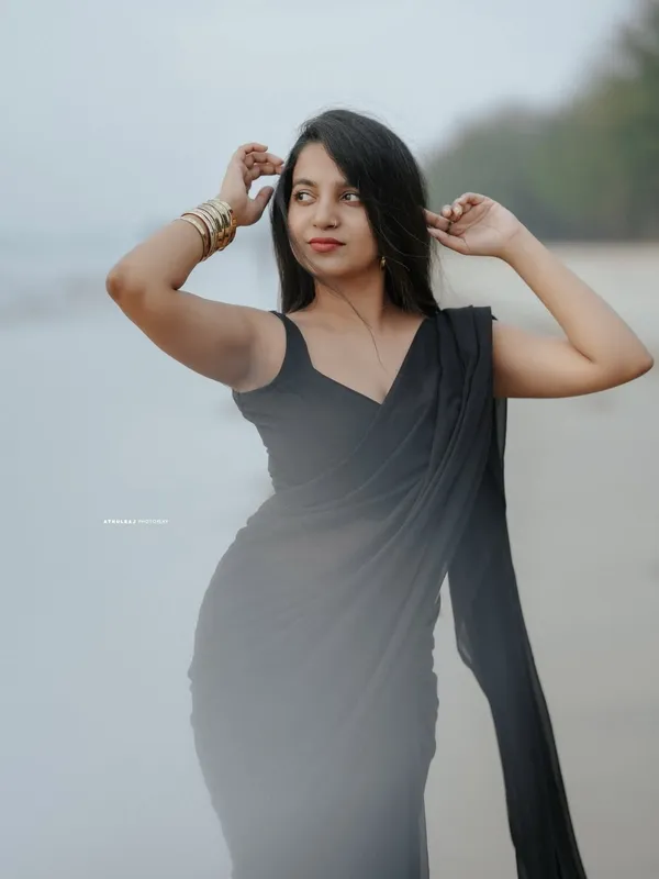 Elegant_Solid_Chiffon_Plain_Dyed_Saree_With_Unstitched_Blouse_Piece