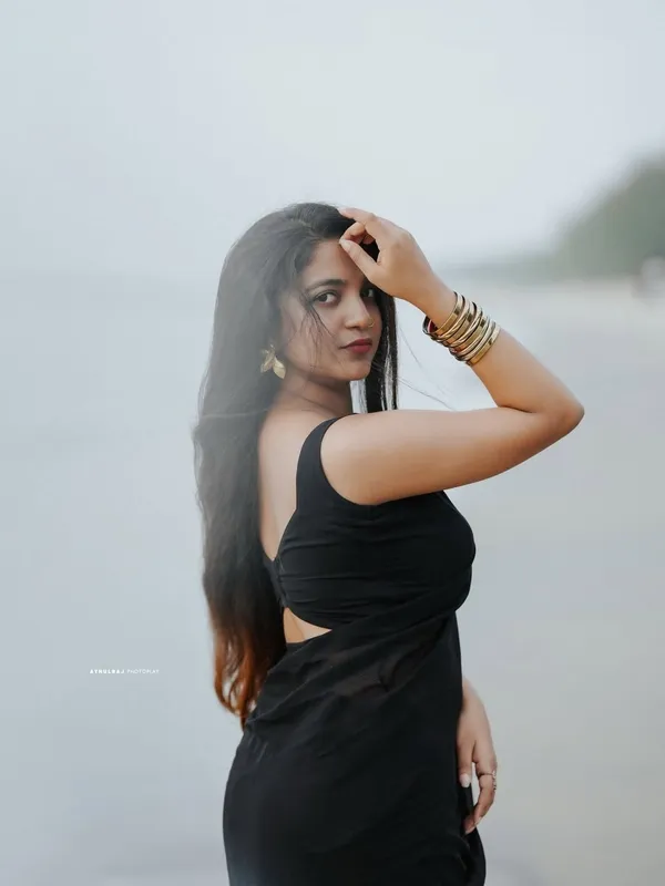 Elegant_Solid_Chiffon_Plain_Dyed_Saree_With_Unstitched_Blouse_Piece