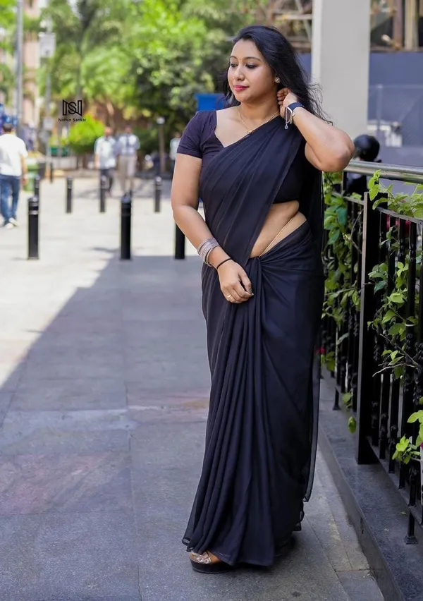 Elegant_Solid_Chiffon_Plain_Dyed_Saree_With_Unstitched_Blouse_Piece