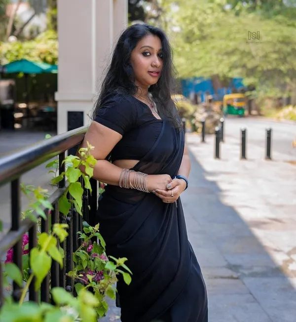 Elegant_Solid_Chiffon_Plain_Dyed_Saree_With_Unstitched_Blouse_Piece