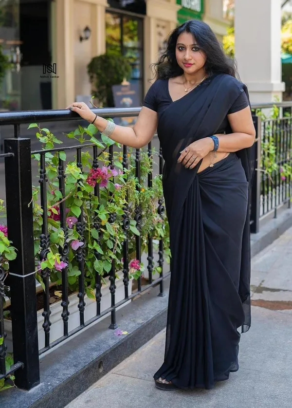Elegant_Solid_Chiffon_Plain_Dyed_Saree_With_Unstitched_Blouse_Piece