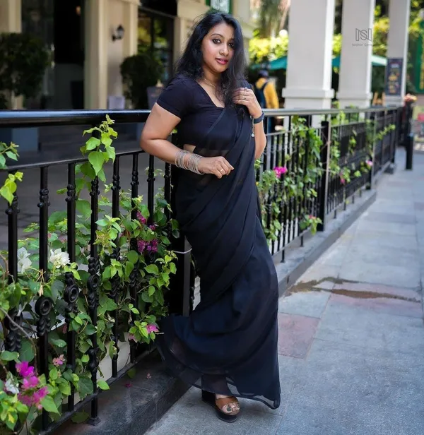 Elegant_Solid_Chiffon_Plain_Dyed_Saree_With_Unstitched_Blouse_Piece