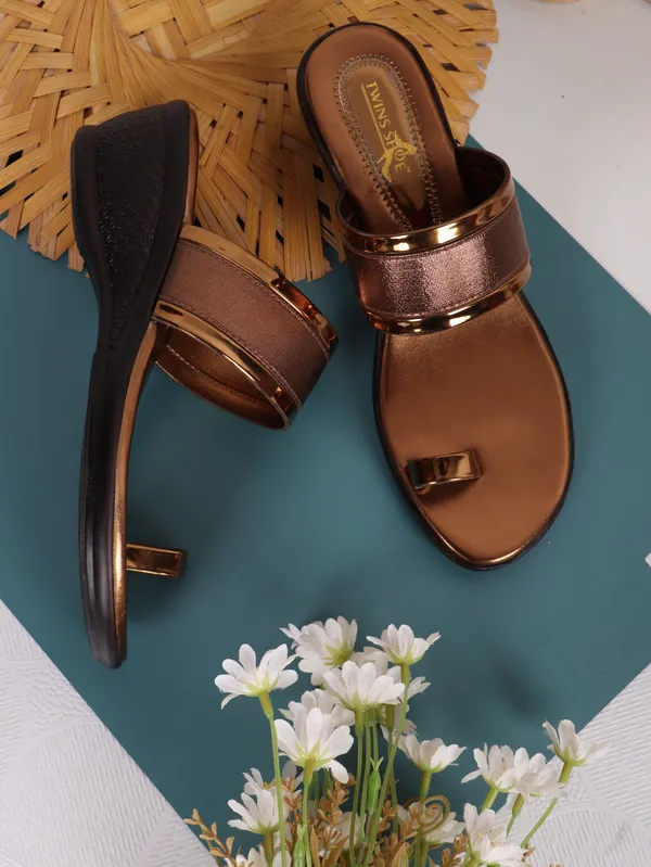 Embellished_Angutha_Wedge_Heels_(Antique)