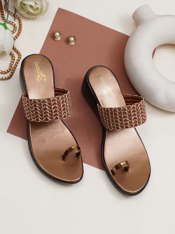 Stylish_Embellished_Ethnic_Angutha_Wedge_Heels_(Antique)