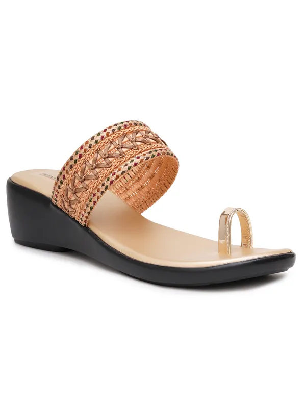 Embellished_Ethnic_Angutha_Wedge_Heels_(Gold)
