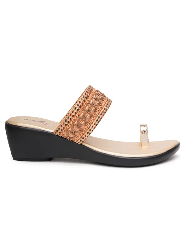 Embellished_Ethnic_Angutha_Wedge_Heels_(Gold)