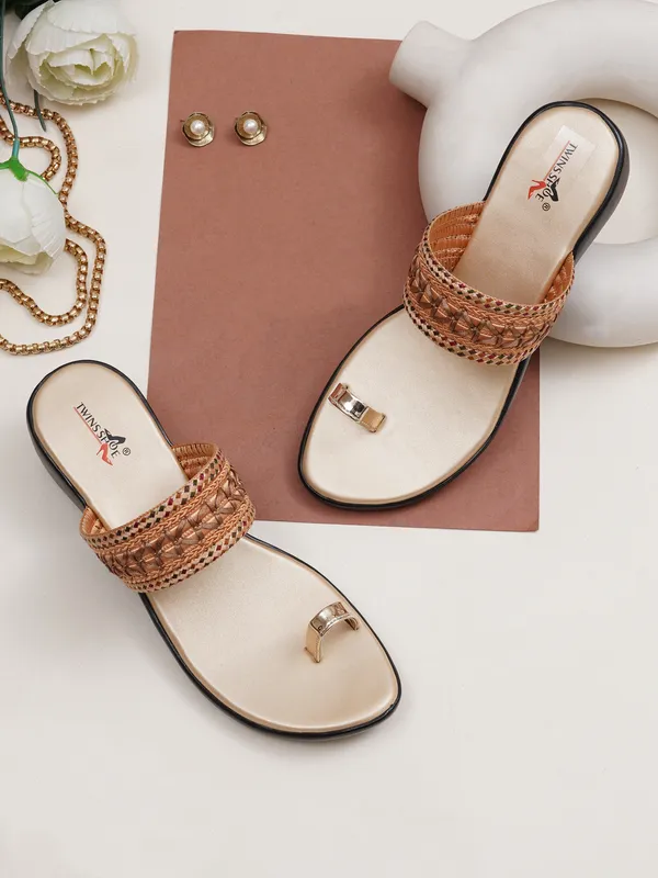 Embellished_Ethnic_Angutha_Wedge_Heels_(Gold)