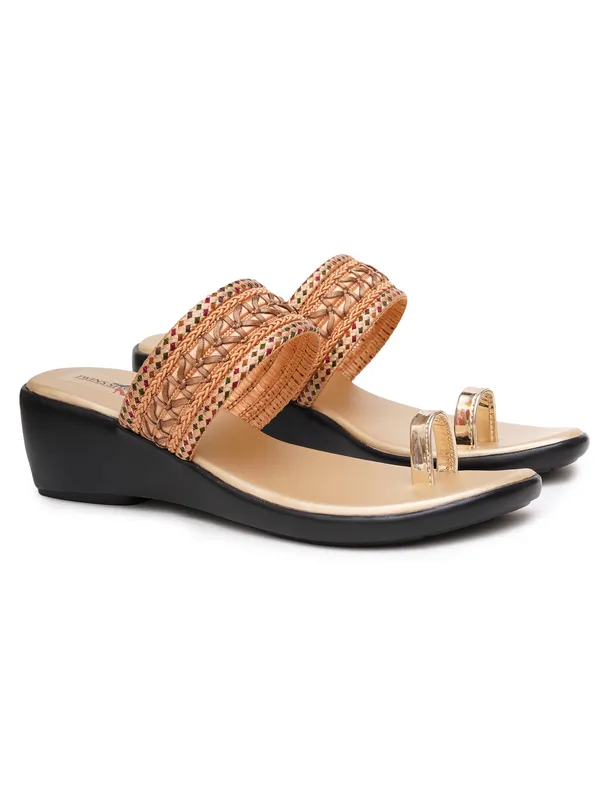 Embellished_Ethnic_Angutha_Wedge_Heels_(Gold)
