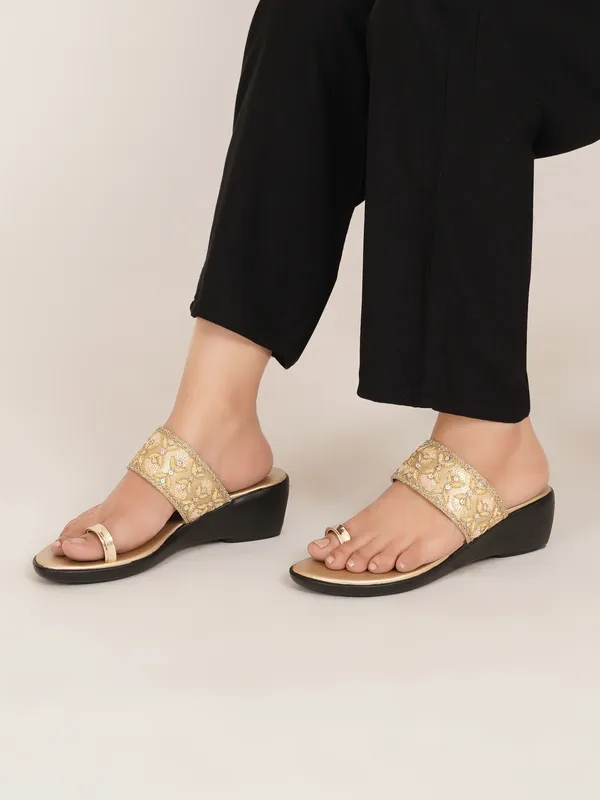 Embellished_Ethnic_Wedge_Heels_(Gold)