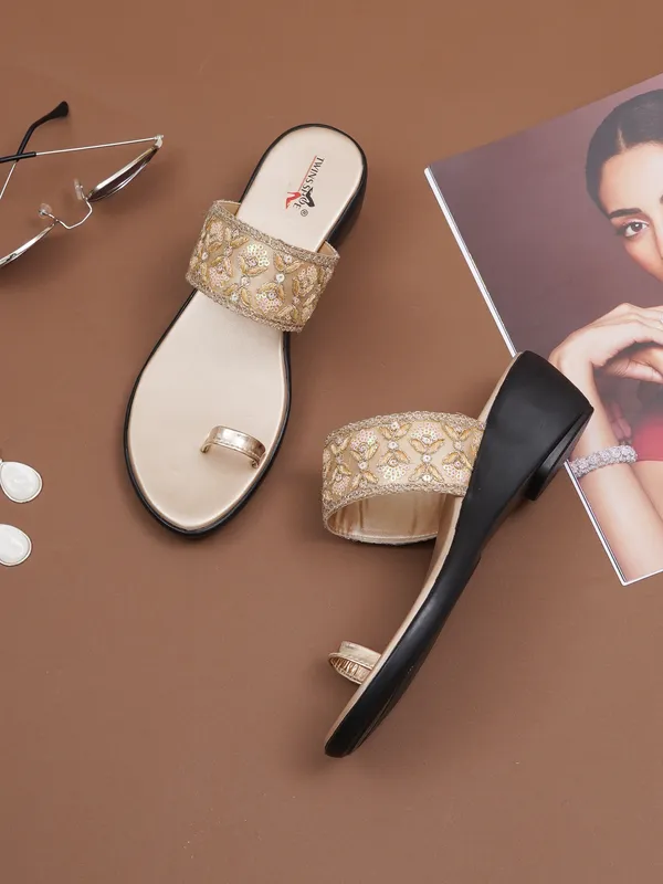 Embellished_Ethnic_Wedge_Heels_(Gold)