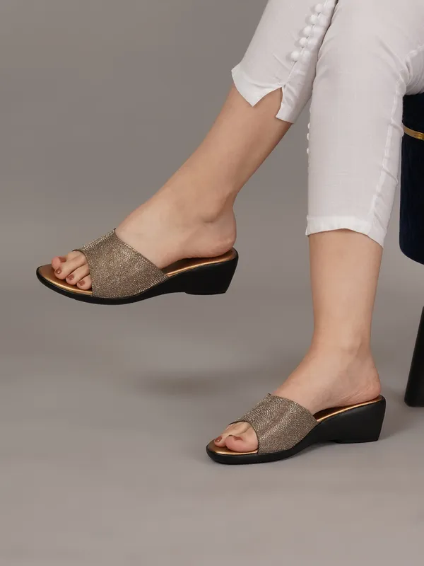 Shining_Strap_Wedge_Heels_(Antique)