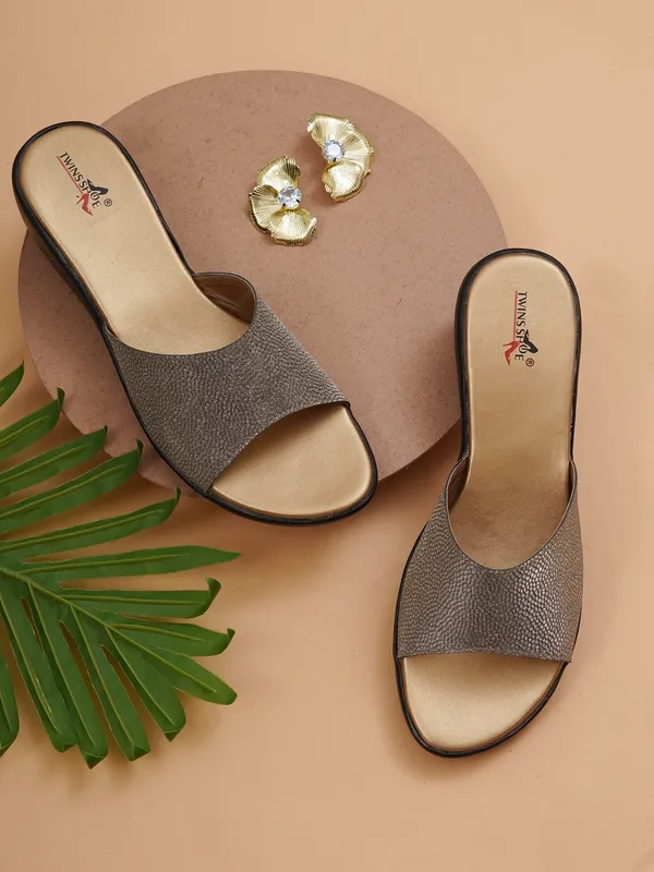 Shining_Strap_Wedge_Heels_(Antique)